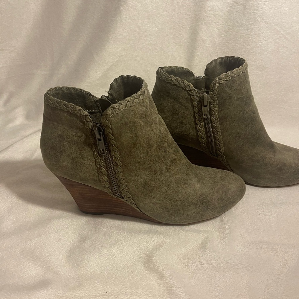 Low-cut leather boot.